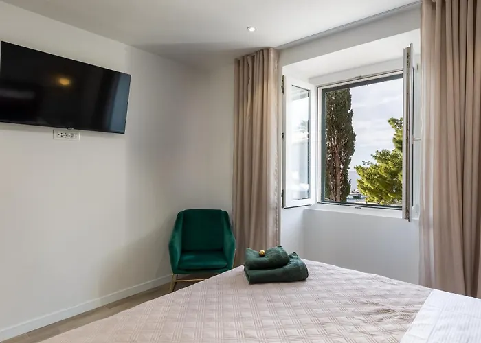 Floret Apartment