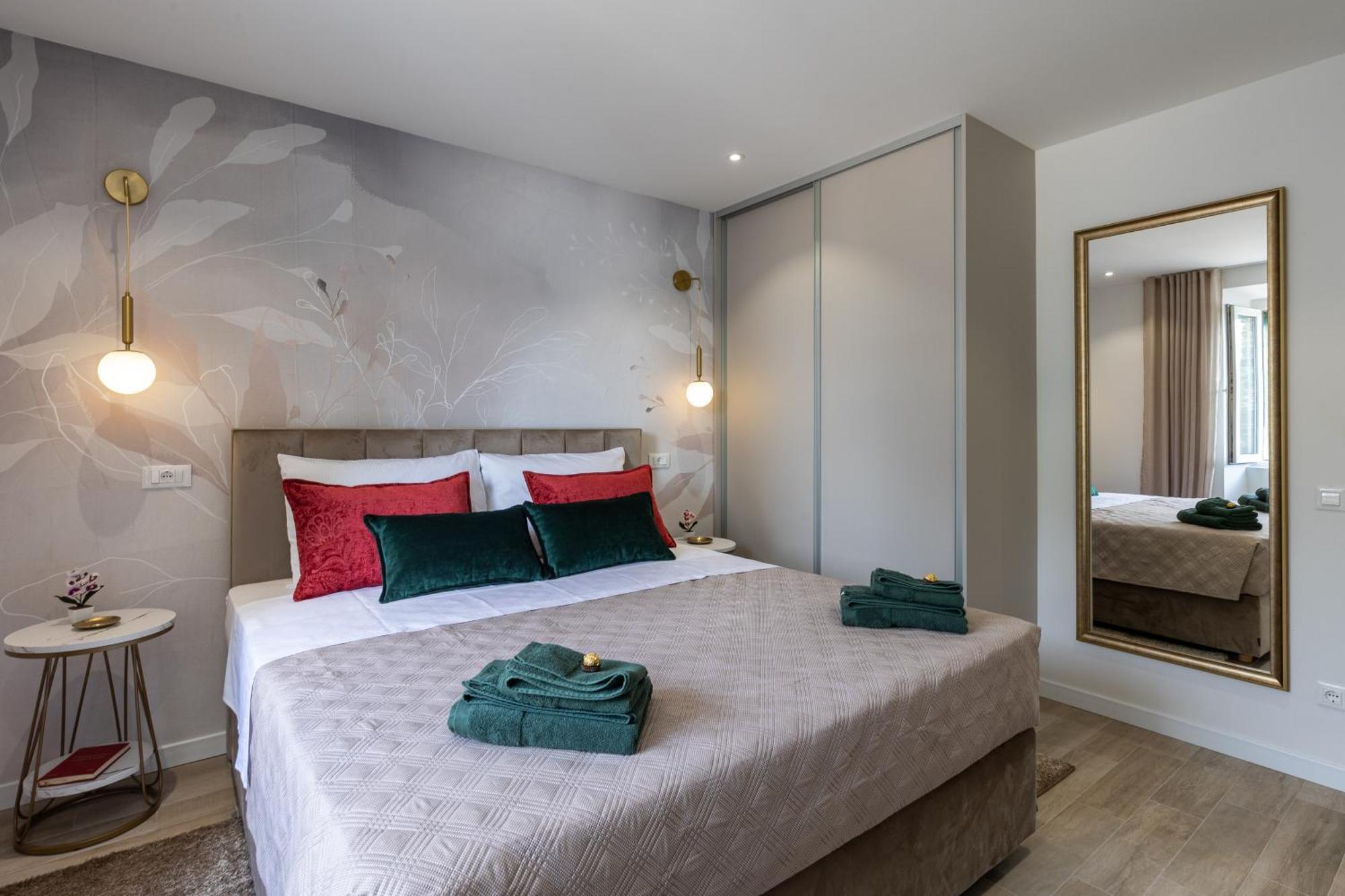 Floret Apartment